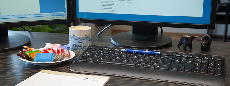 Kaffeetasse und PC-Arbeitsplatz
