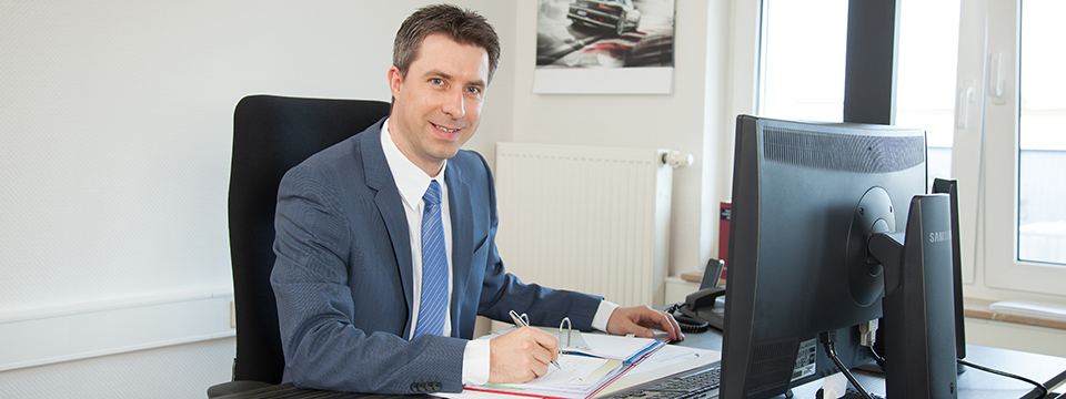 Steuerberater Tino Schenk am Schreibtisch